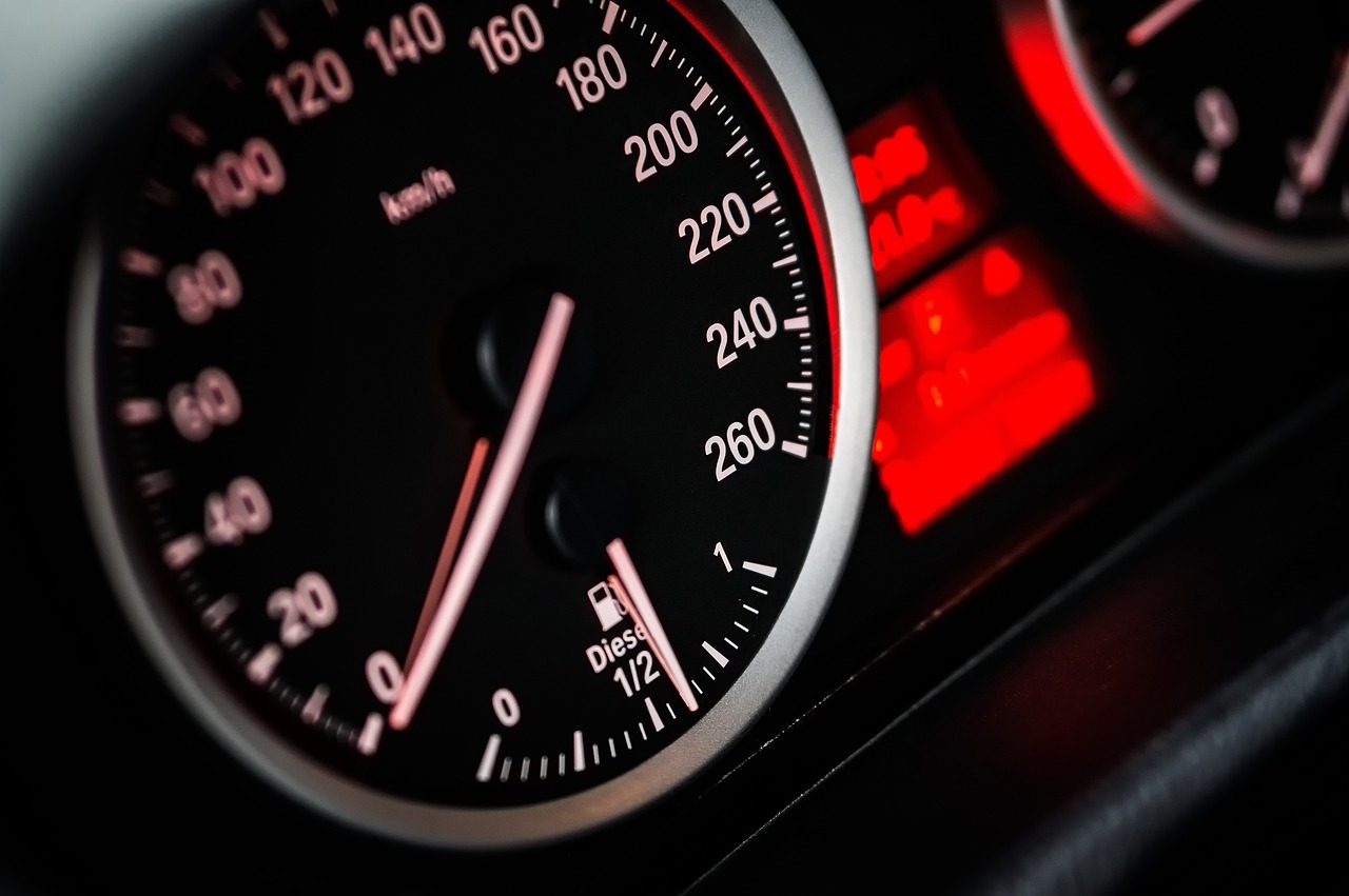 Digitaal dashboard van een auto, als illustratie bij de inzet van blockchaintechnologie door autofabrikanten.