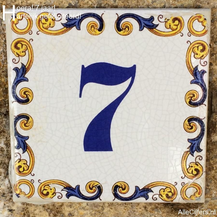 Verjaardagsafbeelding met het getal zeven (7). Gefeliciteerd met 7jaar!