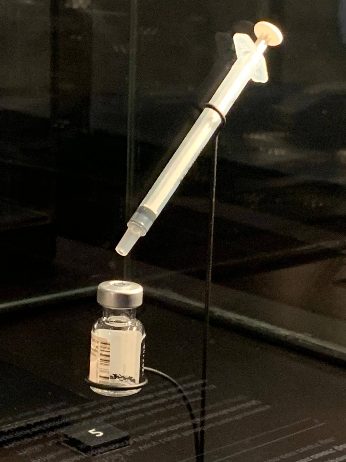 Afbeelding van het eerste Corona vaccin dat in Nederland is gegeven. Pfizer-BioNTech. Eigen foto uit museum Boerhaave in Leiden.