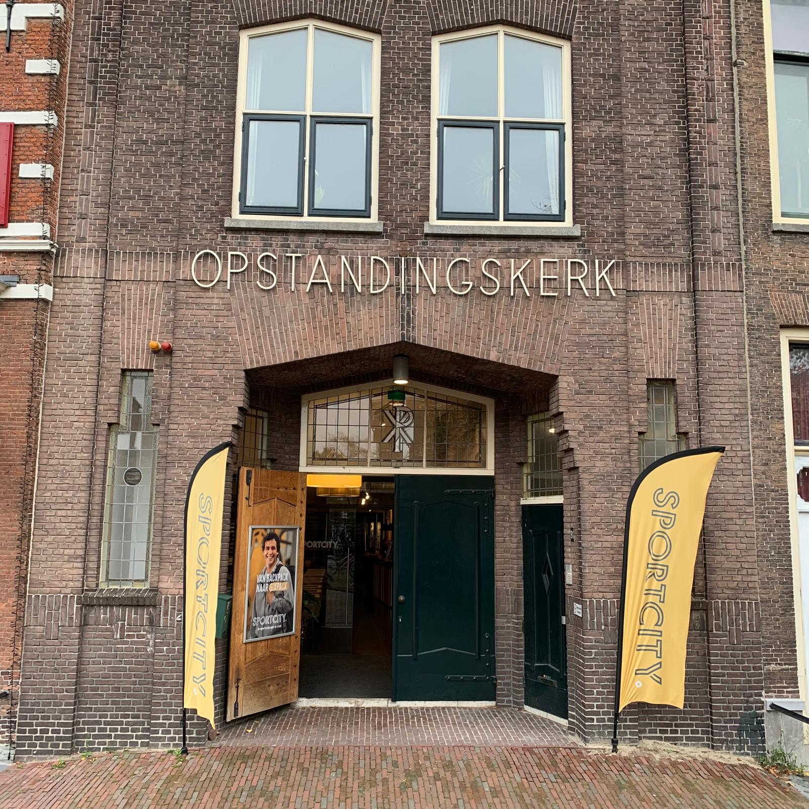 Afbeelding van de voormalige Opstandingskerk in Leiden waar nu SportCity gehuisvest is (foto gemaakt in oktober 2024 in Leiden).