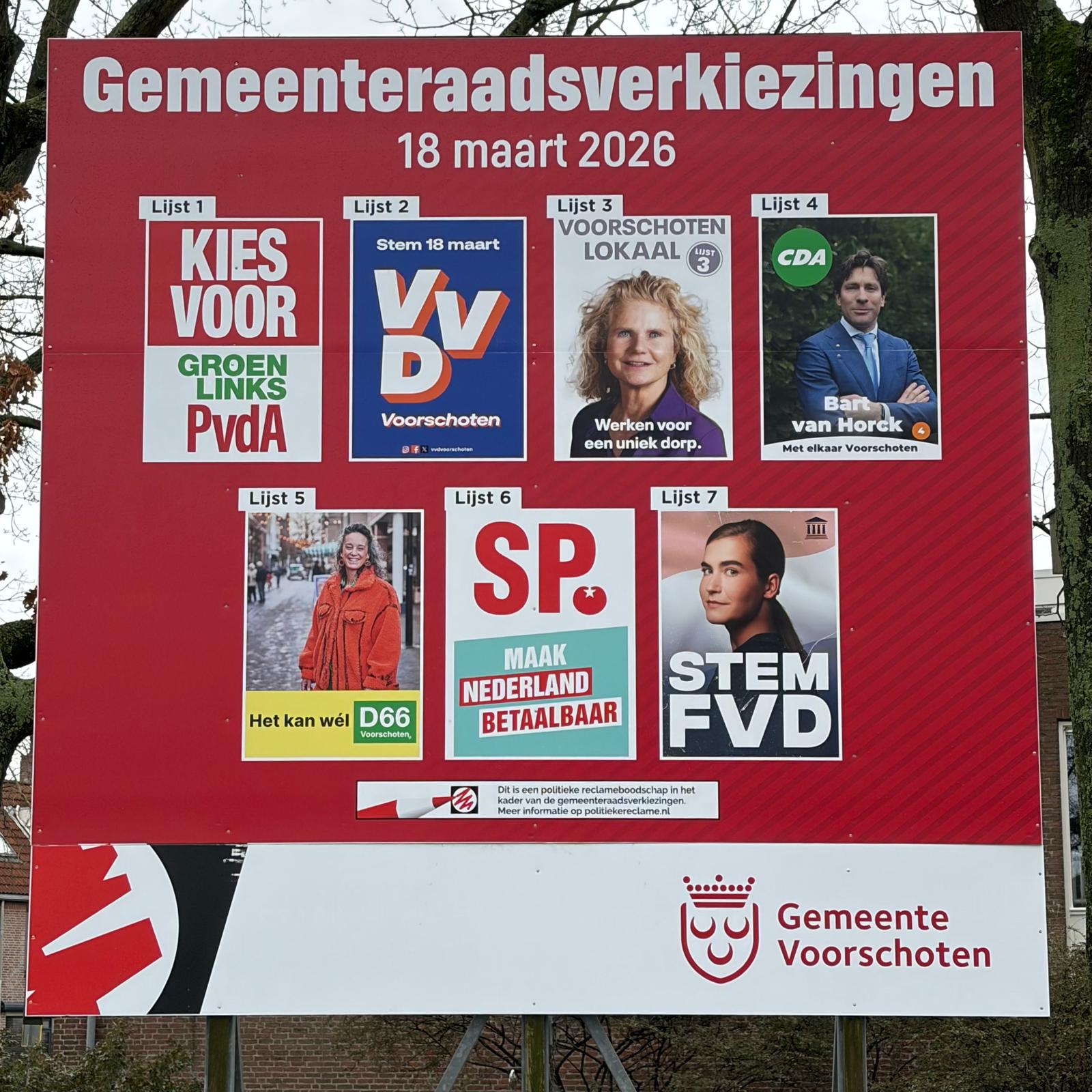 Afbeelding van de affiches van een aantal politieke partijen voor de verkiezingen voor de gemeenteraad van 18 maart 2026.