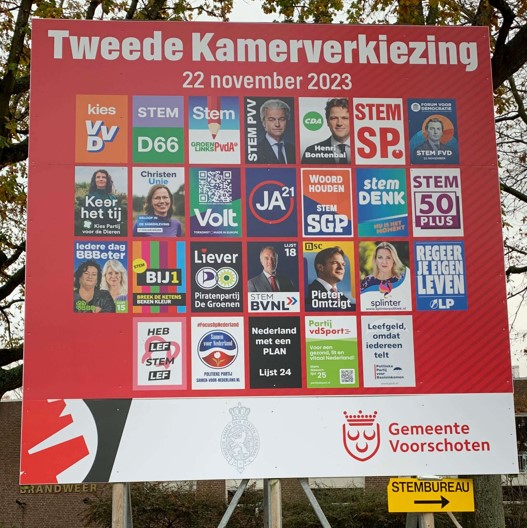 Afbeelding van de affiches van een aantal politieke partijen voor de verkiezingen voor de Tweede Kamer van 22 november 2023.
